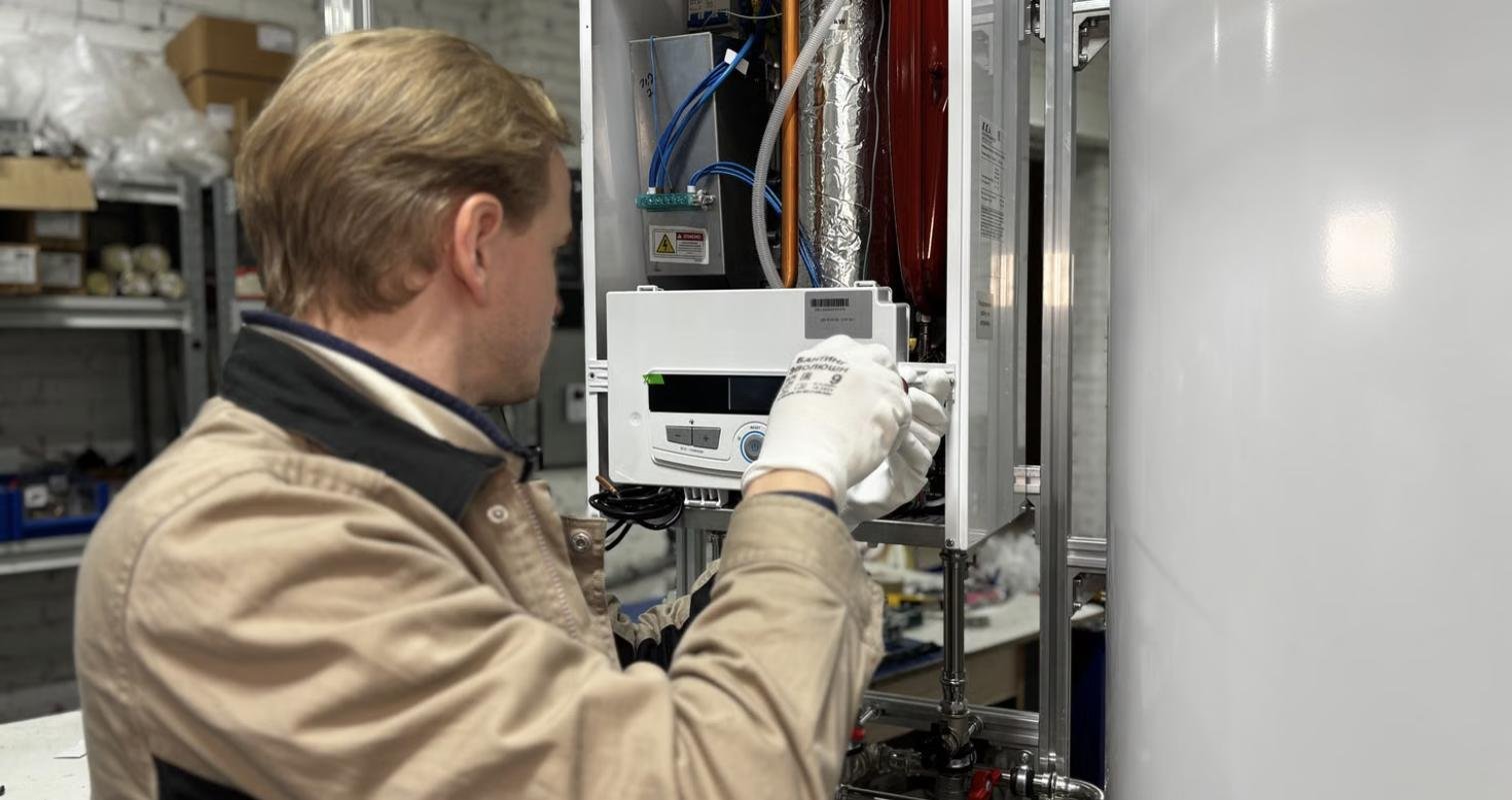 Technicien réparant un chauffe-eau électrique en panne